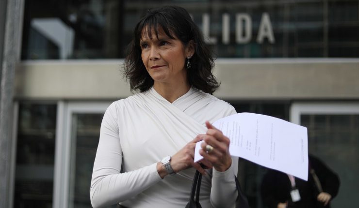 Presidenta de la Polla Chilena se querella por falsificación informática: La vincularon a aplicación de casino fraudulenta
