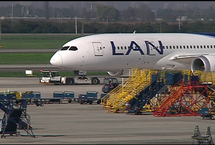 LATAM ofrece soluciones a pasajeros afectados por paro de taxistas