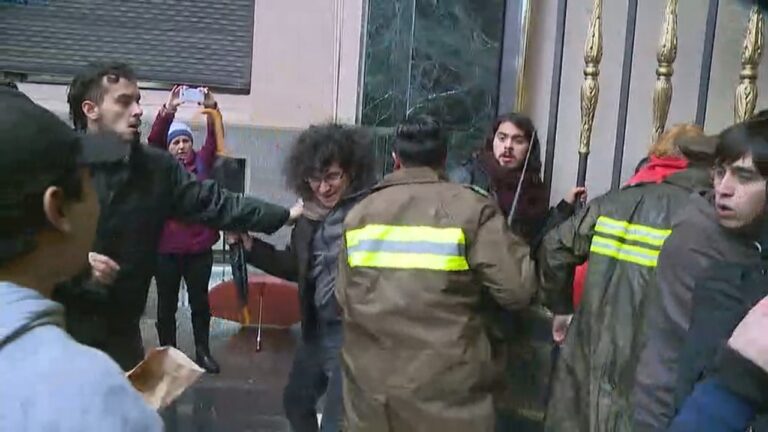 Estudiantes protestaron en las afueras de la Dirección General de Carabineros