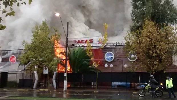 Incendio destruyó discoteque Las Urracas de Vitacura