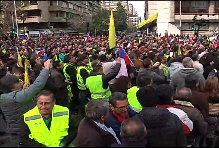 Taxistas entregaron carta al Gobierno tras masiva manifestación
