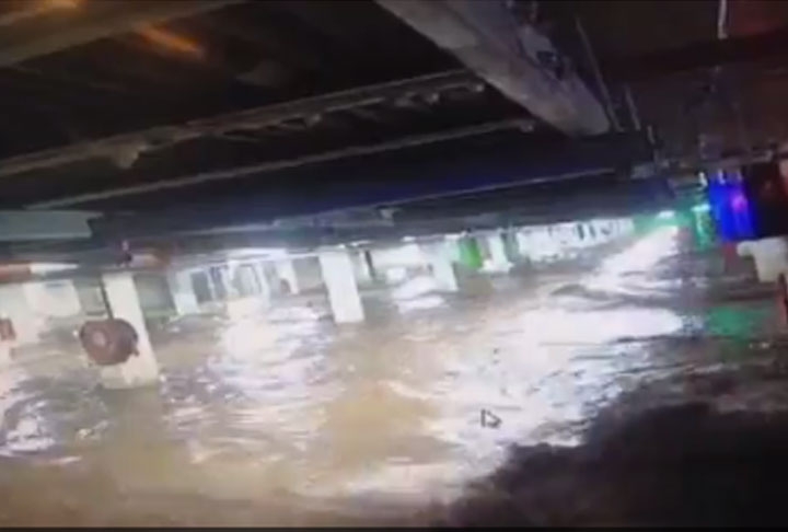 Impresionante registro muestra inundación de estacionamiento en Costanera Center