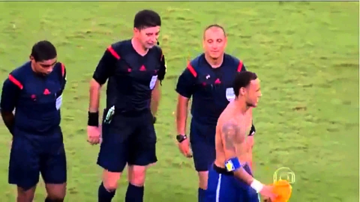 Árbitro humilló a Neymar tras el partido de Brasil