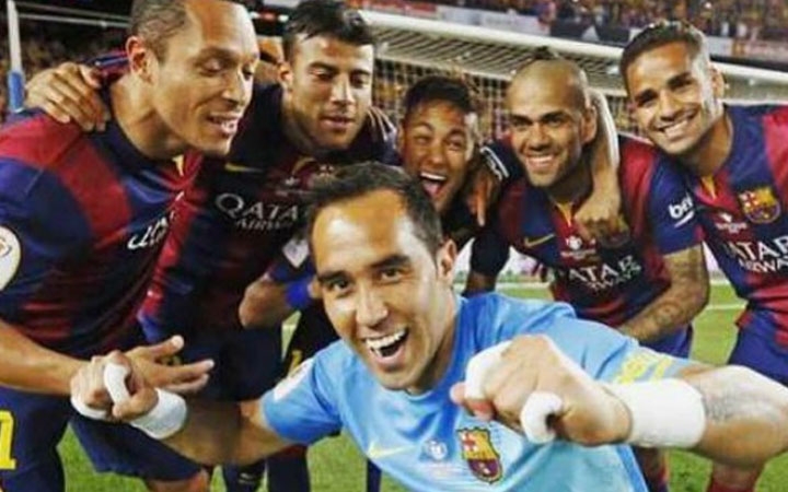 Claudio Bravo y Neymar se burlaron de un compañero