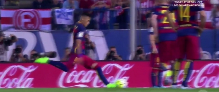 El tiro libre perfecto de Neymar en su partido 100