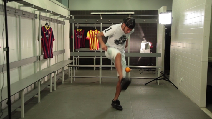 Neymar mostró su talento dominando una naranja