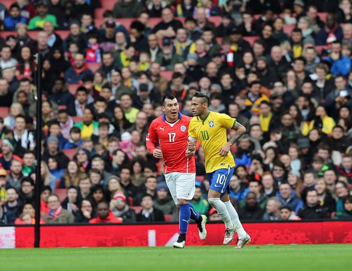 Gary Medel respondió ante la falta sobre Neymar