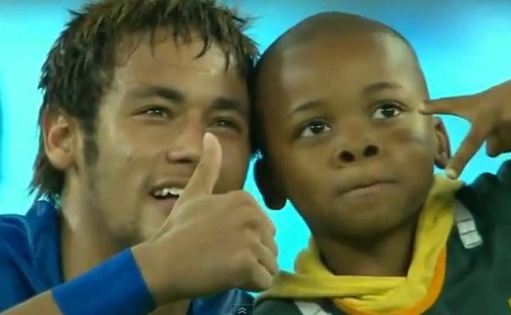Neymar le cumplió el sueño a un pequeño hincha sudafricano que entró a la cancha