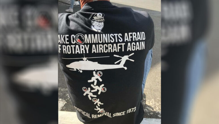 Extrema derecha en EE.UU. bromea con poleras alusivas a los crímenes de la dictadura de Pinochet