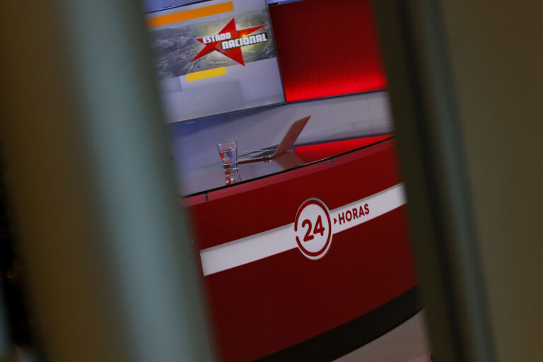 Debate por sueldos de rostros en TVN: Diputados piden transparentarlos, pero el canal dice que son privados