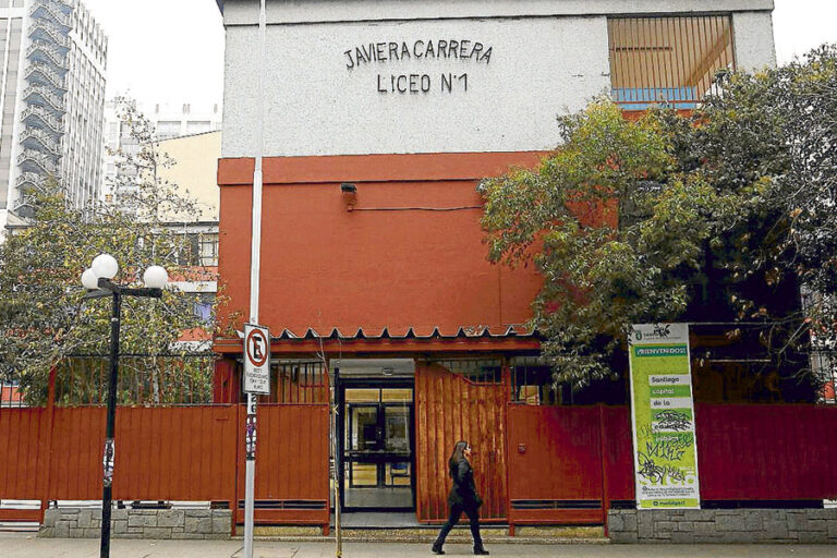 Alumnas del Liceo 1 niegan adoctrinamiento del FPMR y acusan a Canal 13 de descontextualizar imágenes