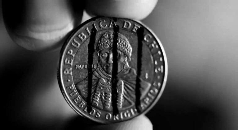 Activistas mapuche llaman a protestar rayando las monedas de $100: 