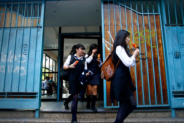 El desconocido bono del Estado que otorga $53 mil por graduarse de cuarto medio