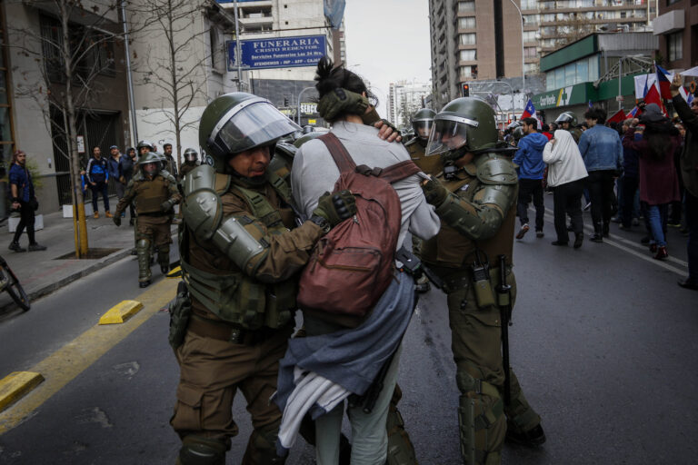 Grita tu nombre y RUT: Qué hacer si te detienen ilegalmente durante las protestas en Chile