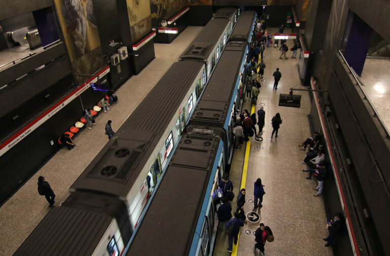 Metro de Santiago adelantó para las 18:30 horas el término del servicio de Línea 1