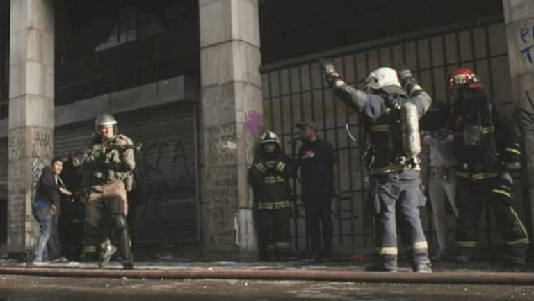 ¿Es verdad que Fuerzas Especiales apuntó con un arma a un bombero en Santiago? 