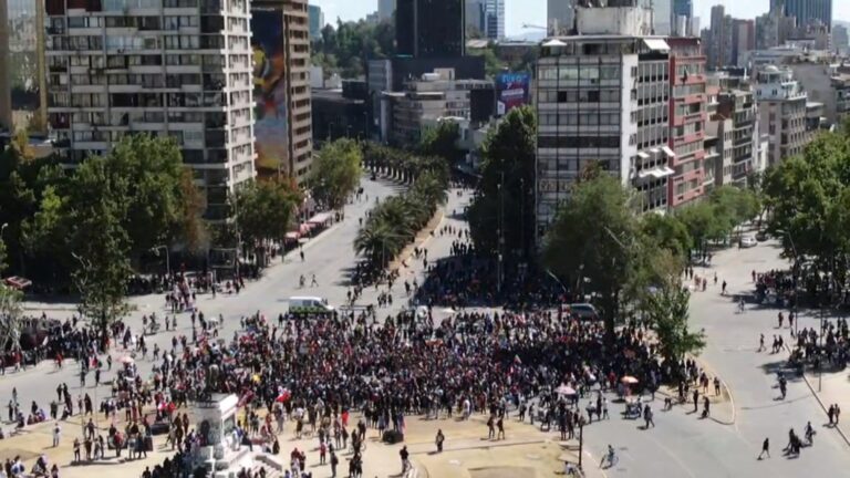 Funcionario del INDH recibió 7 balines e incidentes aislados marcan nueva jornada de manifestaciones en Santiago