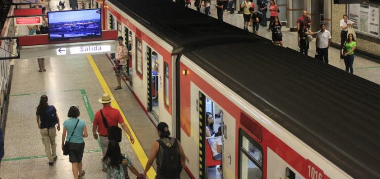 Transporte público: Revisa cómo funcionará el Metro y Transantiago este martes