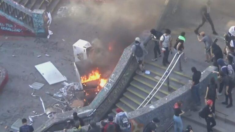 Así fue la jornada de incendios y saqueos en Santiago