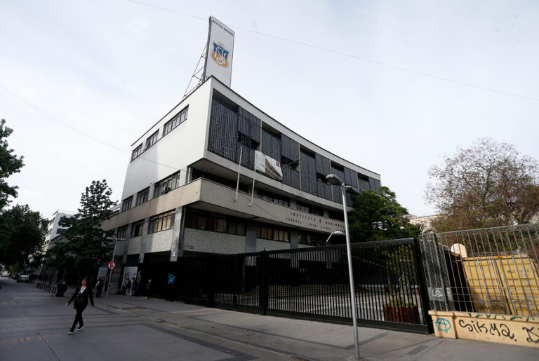 Pdte. del Centro de Alumnos del I. Nacional asegura que continuarán las protestas, pese al cierre del año escolar