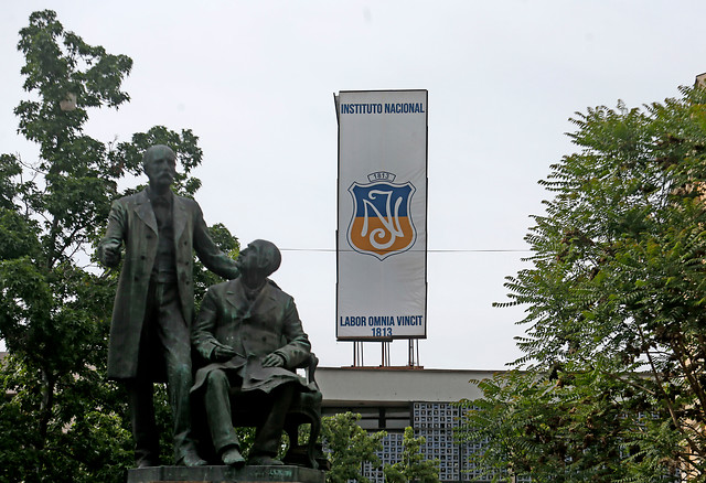 Alumnos se tomaron el Instituto Nacional y acusan incumplimiento del municipio de Santiago