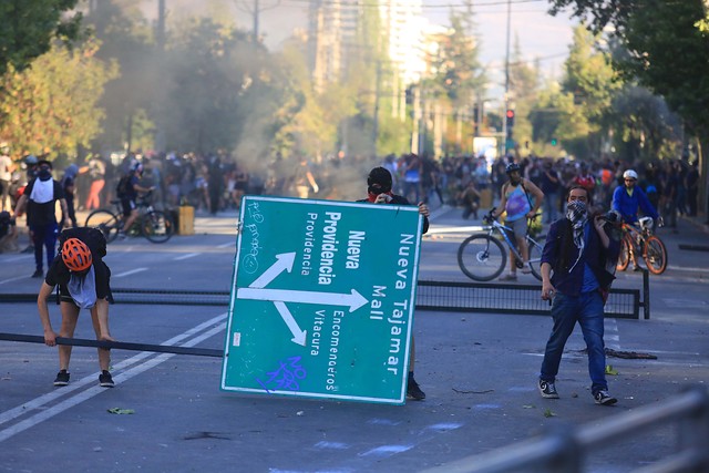 Enfrentamientos entre manifestantes y carabineros en Providencia marcan nueva jornada de protestas en Santiago