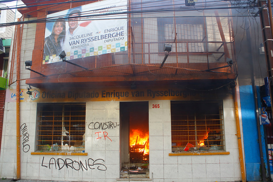 Oficina de JVR en Concepción sufrió un ataque incendiario: “Así actúa la extrema izquierda” - CHV Noticias