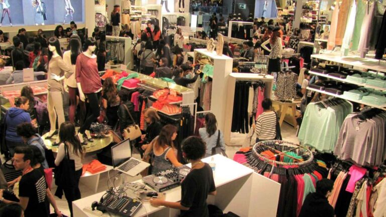 Ventas de vestuario y calzado caen cerca de 50% desde comienzo de protestas