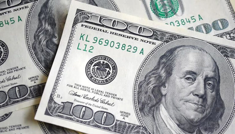 Dólar cayó con fuerza y cerró bajo los $980 luego de la intervención anunciada por el Banco Central