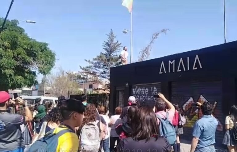 Realizan manifestación fuera del restaurante mapuche de Maipú donde Piñera anunció entrega de bonos
