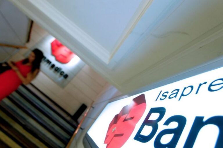 Isapres tendrían que devolver hasta US$ 1.400 millones a afiliados tras fallo de la Suprema