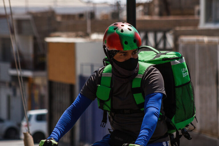 Senadores presentan proyecto para proteger los derechos de quienes trabajan en delivery