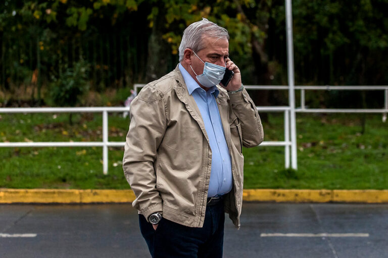 Ministro Mañalich dijo que hay lugares del país donde sería posible volver a clases este semestre