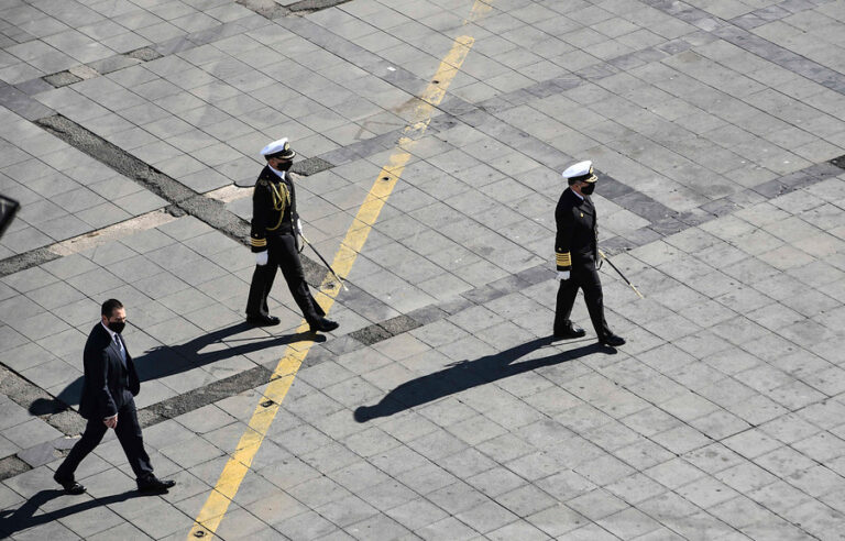 Un 21 de mayo distinto: Ceremonia en Plaza Sotomayor contó con sólo 7 autoridades y sin desfile