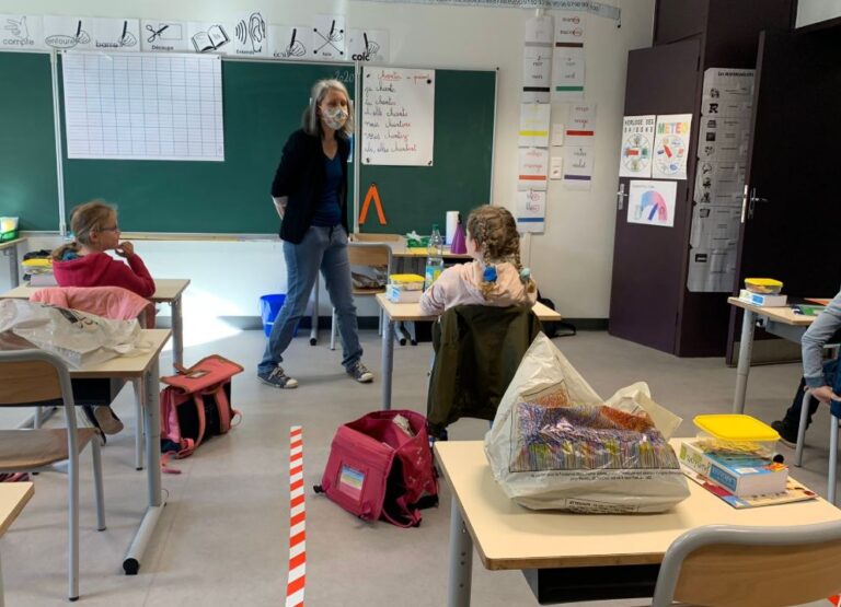 Respetando distancias en patios y clases: Así volvieron algunos colegios a clases en Francia durante la pandemia