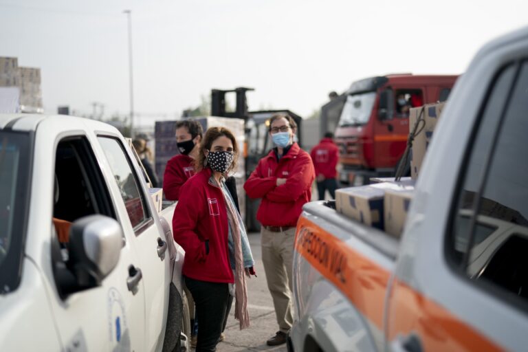 Autoridades de gobierno se desplegaron por la RM para distribuir cajas con alimentos