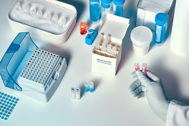 Minsal suspendió exámenes PCR en cinco laboratorios por errores en resultados