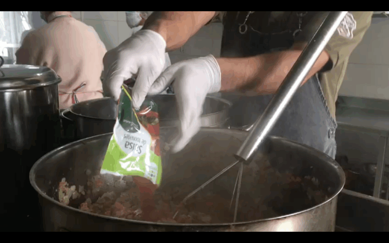 Carabineros de Macul realizan olla común para más de 1.000 personas