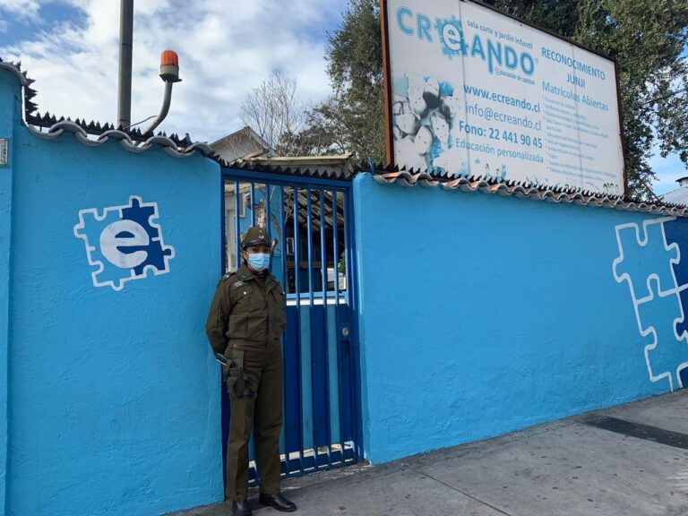 Cuatro niños y tres trabajadores fueron descubiertos en jardín infantil que estaba funcionando en Maipú