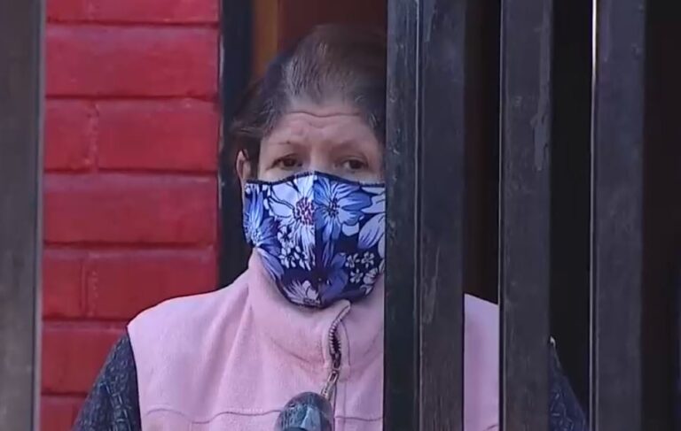Su marido y madre murieron de COVID-19, no le entregaron resultados de PCR y ahora ella está contagiada