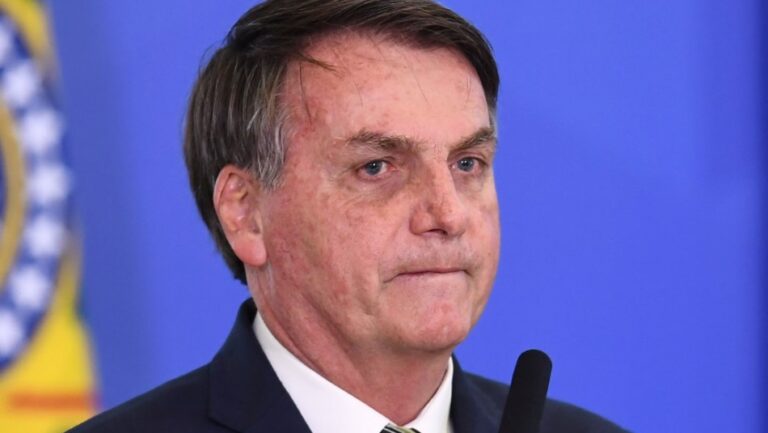 Jair Bolsonaro vuelve a dar positivo a COVID-19 en tercera prueba