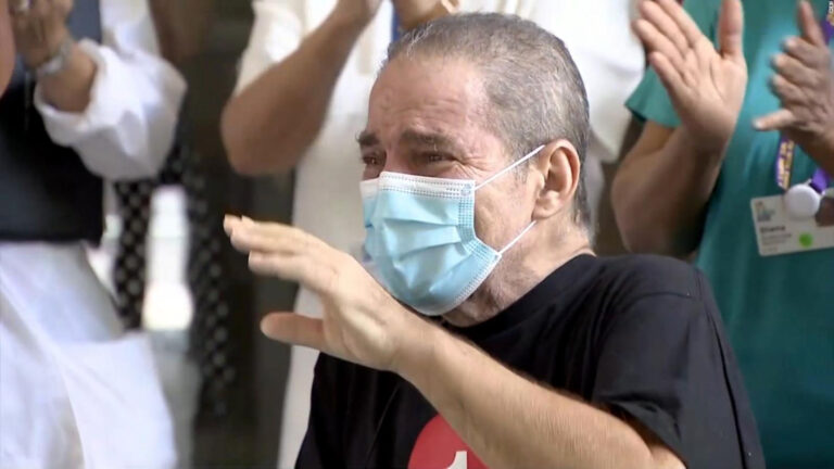 Hombre con COVID-19 fue dado de alta tras 128 días internado y 51 con un respirador