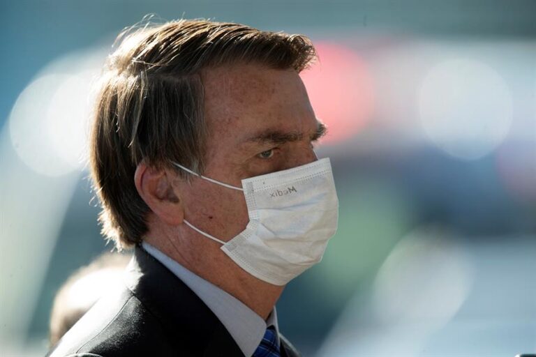 Tras superar el coronavirus: Bolsonaro está con antibióticos producto de una infección pulmonar por moho