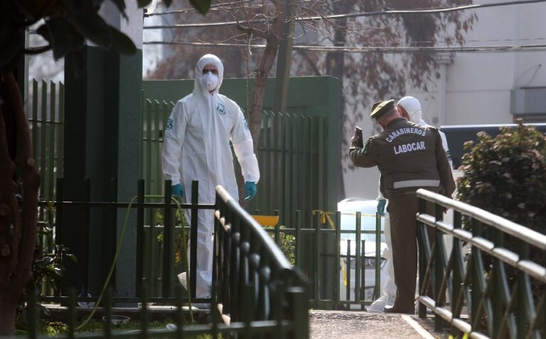 Chilenos expulsados de España fueron detenidos por envío de bombas a comisaría de Huechuraba y Grupo Quiñenco