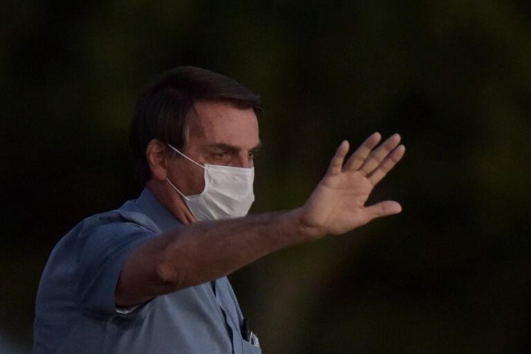Bolsonaro lamenta las casi 100 mil muertes por coronavirus, pero llama a “seguir adelante”
