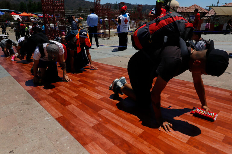 Peregrinos llegan al Santuario de Lo Vásquez pese a las restricciones: Buscan evitar los cortes de ruta de este lunes