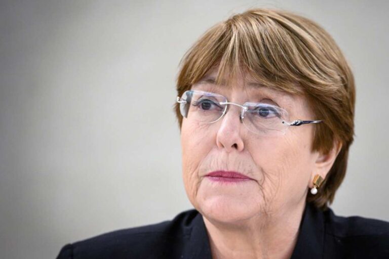 Michelle Bachelet arribó a Chile horas después de confirmar respaldo al Apruebo
