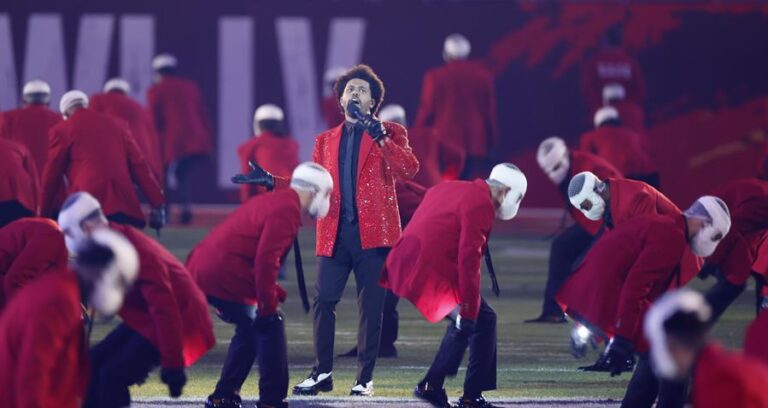 The Weeknd y su ejército de hombres vendados protagonizaron un pirotécnico show en el Super Bowl