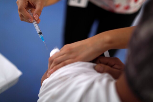 Minsal analiza eximir de cuarentena y licencia a contactos estrechos que hayan recibido la segunda dosis