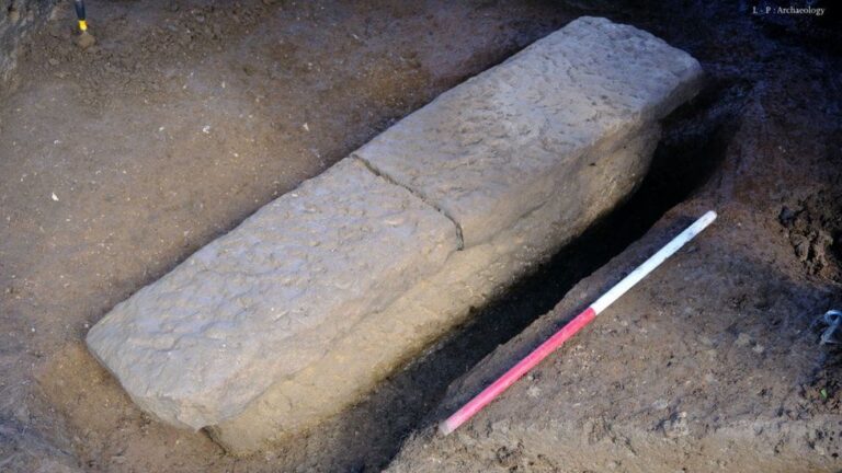 Reino Unido: Raro ataúd romano de 2 mil años de antigüedad es encontrado con dos cuerpos en su interior
